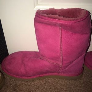 Women’s 9 UGG - hot pink.
